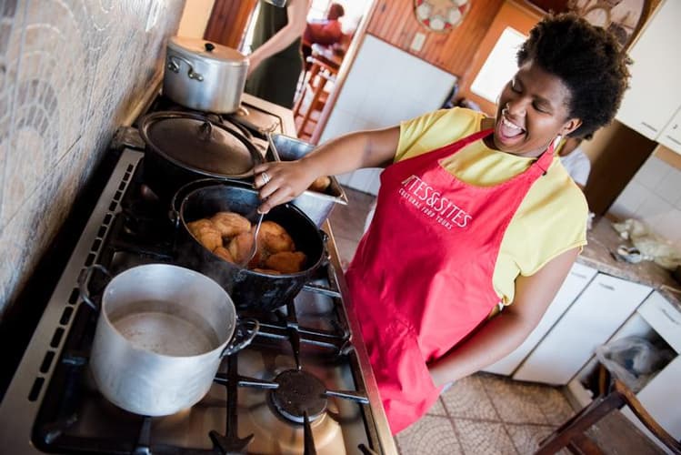 Bild - Bites And Sites Tours - Standard Kayamandi Township Tour And Xhosa Lunch - Min 2 Max 12