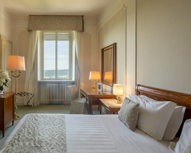 Image - 3 N Palace Grand Hotel Varese 