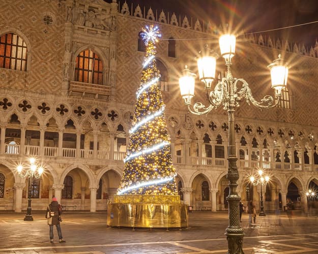 Imagine - Piata de Craciun Venetia, Italia - decembrie, din Iasi