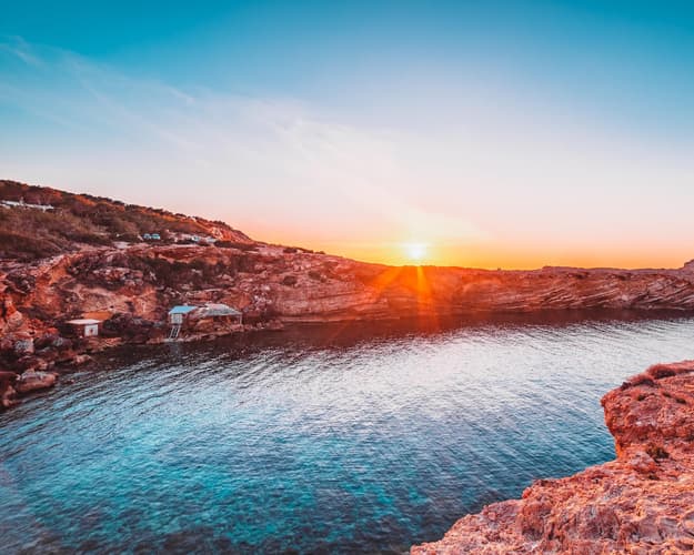 Imagen - Conoce las costas de Ibiza desde Valencia