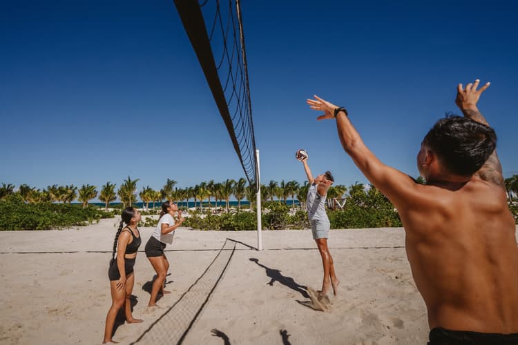 Imagen - 6 AMIGOS DE VIAJE A RIU LATINO COSTA MUJERES