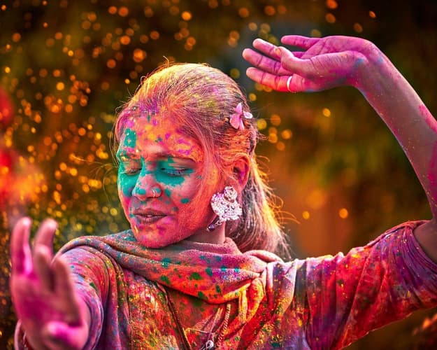 Imagen - Ella con Festival de Colores "HOLI"