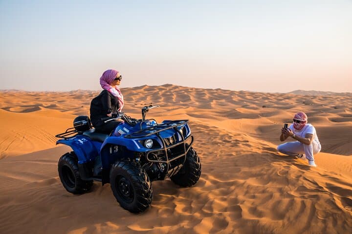 Beeld - Dubai Thrill Deal – Budget Safari & Yacht Ride