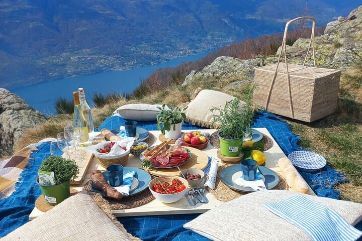Image - Romantico picnic ai piedi delle Alpi con vista sul lago