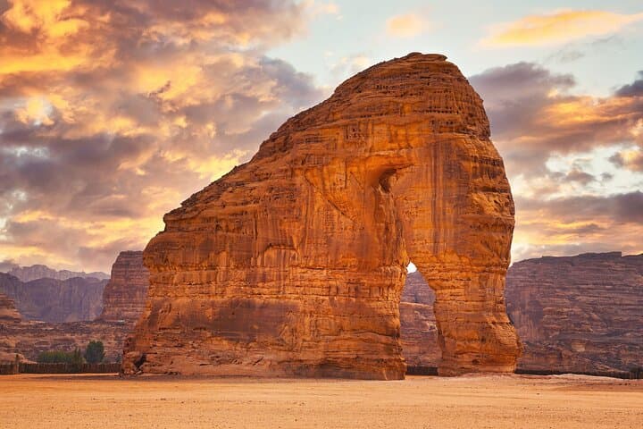 Resim -  Explore Mada'in Saleh, AlUla (Saudi Arabia)