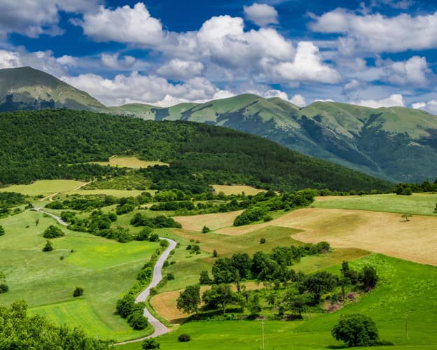 Imagen - Umbria: Tra monti Sibillini e la fioritura di Castelluccio