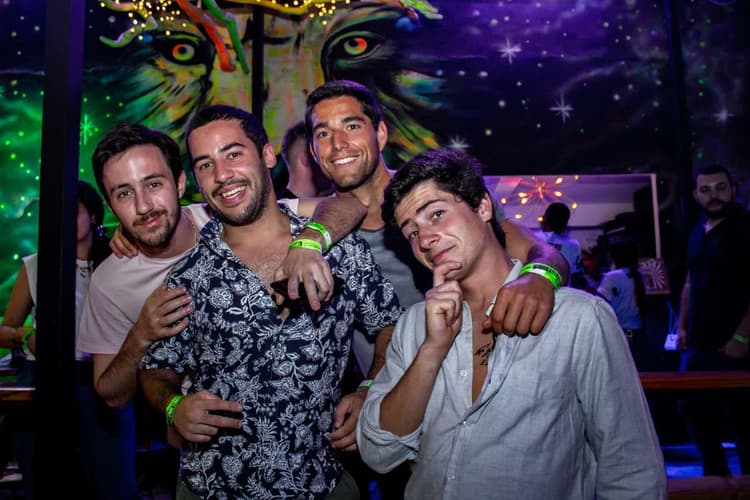 Image - Noches Vibrantes en Pub Crawl de fiesta por Cartagena