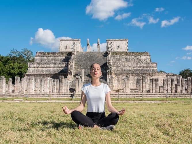 Image - Visita Chichén Itzá, un precioso cenote maya y Valladolid