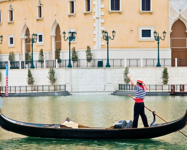 Image - Gondola ride in Venice among panoramas and perspectives