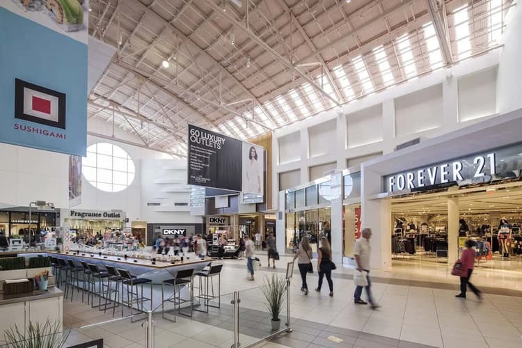 Image - Tour de compras por los outlets de Miami