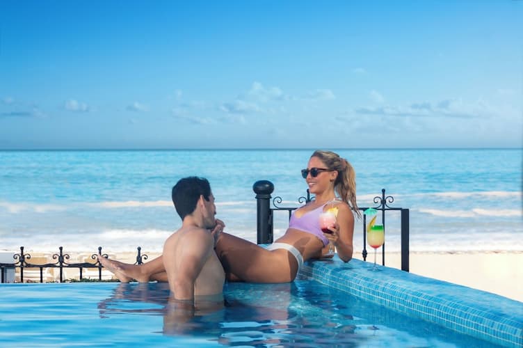 Image - PAQUETE A PUERTO VALLARTA+DAYPASS CROWN PARADISE