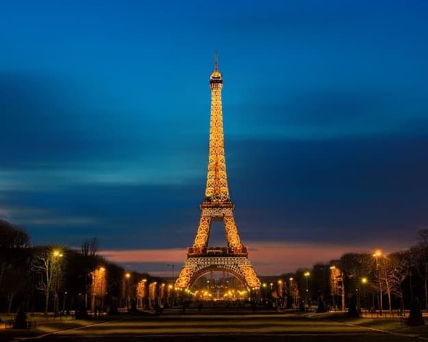 صورة -  قع في الحب في باريس: احتفال بالفالنتاين في مدينة العشق