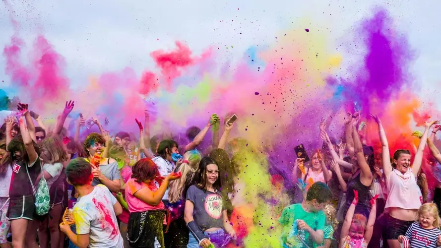 Holi Royale : Le Festival des Couleurs au Pays des Rois