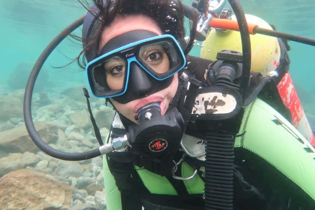 Bautismo de buceo en el lago Moreno