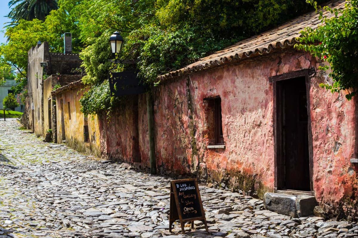 Colonia del Sacramento Day Trip + Sightseeing Bus