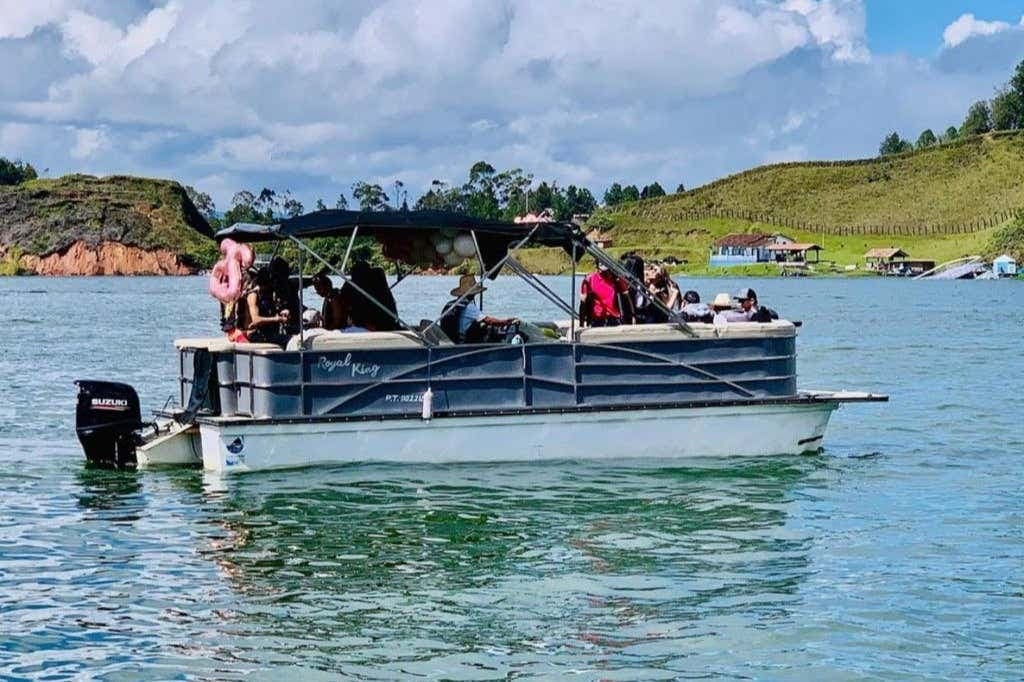 Paseo en barco privado por el embalse de Guatapé