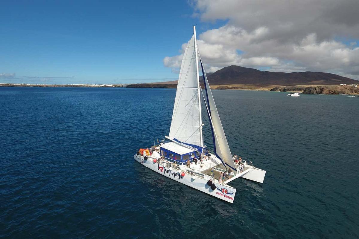Paseo en catamarán por Puerto del Carmen al atardecer