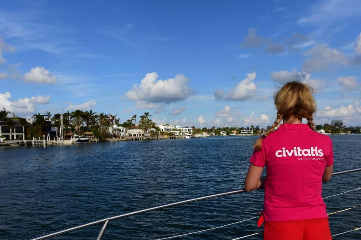 Paseo en barco por Las Casas de los Famosos