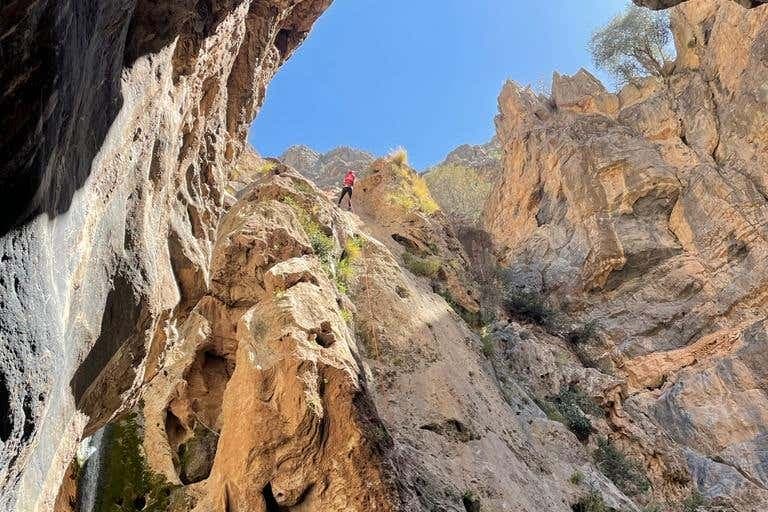 Trekking e discesa in corda doppia nella grotta di Al Shalal