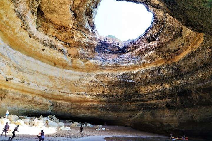 Paseo en barco por las cuevas de Benagil