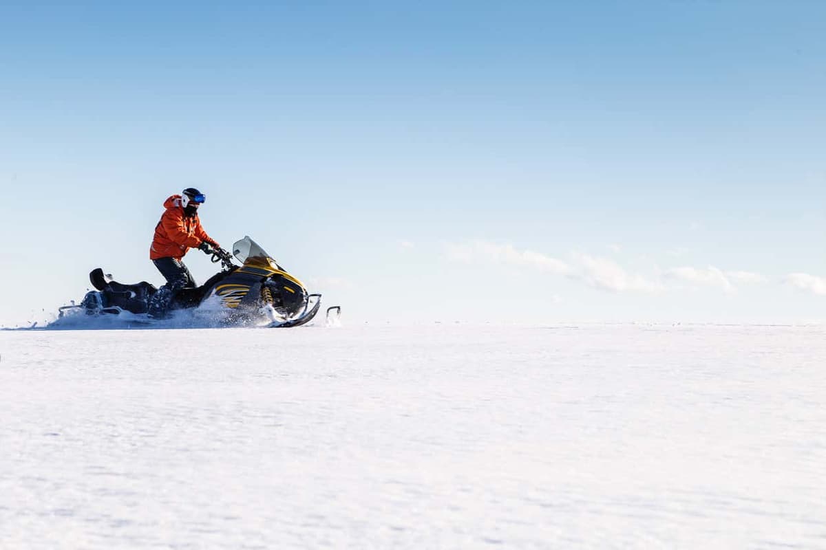 Passeio de moto de neve por Kiruna