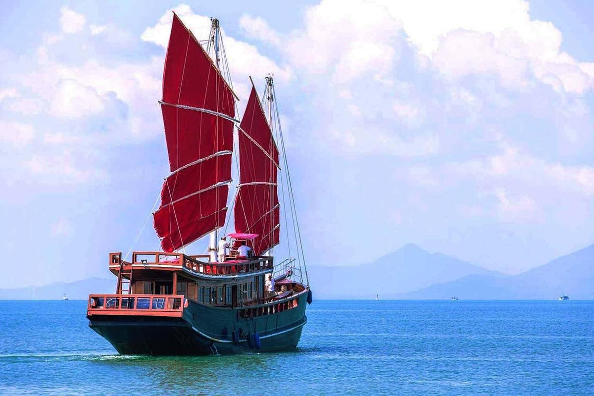 Luxury Cruise around Ang Thong