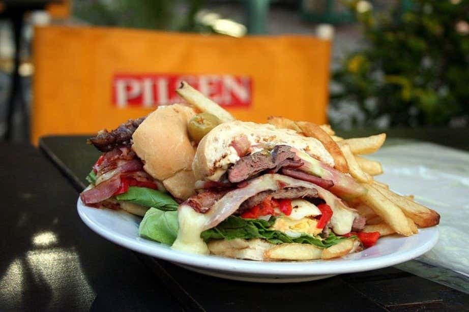 Comida o cena tradicional en el barrio histórico de Colonia del Sacramento