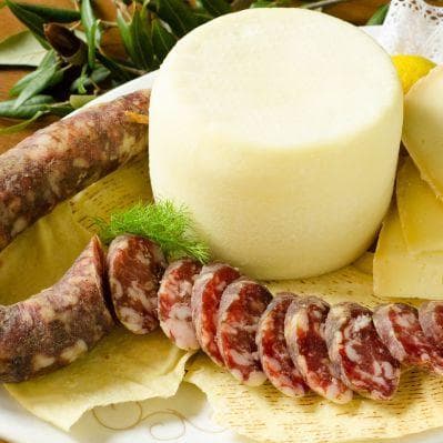 Un pranzo tipico con i pastori in Barbagia per gustare porceddu, pecorino e pane carasau - Nord Sardegna