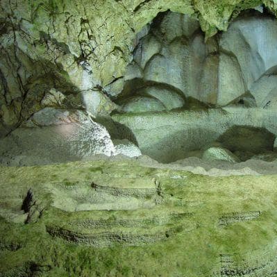 Le Grotte di Pertosa, le uniche in Italia dove è possibile navigare un fiume sotterraneo - Paestum