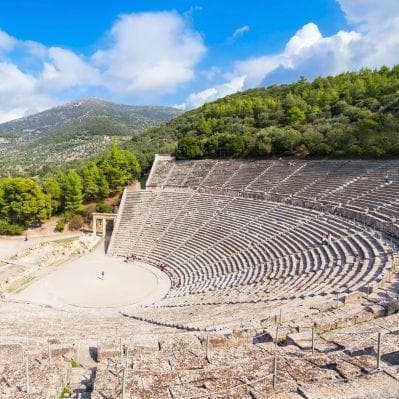 Il teatro di Epidauro dall’acustica perfetta, costruito nel 350 a.C. e ancora oggi utilizzato per rappresentazioni teatrali  - Athens