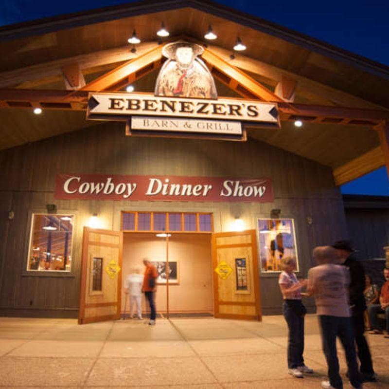 Cena western all’Ebenezer's Barn & Grill con musica cowboy dal vivo a Bryce Canyon City - Parco nazionale del Bryce Canyon
