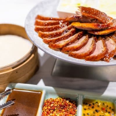 Gustare l’anatra laccata alla pechinese, il piatto imperiale per eccellenza - Beijing