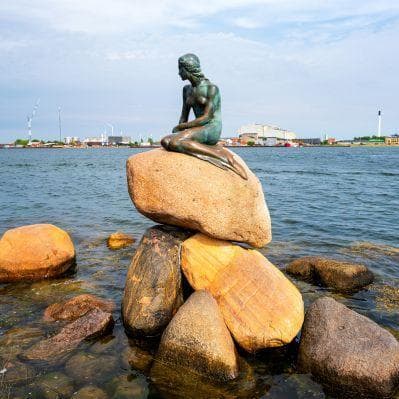 La Sirenetta, simbolo della città e protagonista di una delle più celebri fiabe di Andersen - Copenhagen