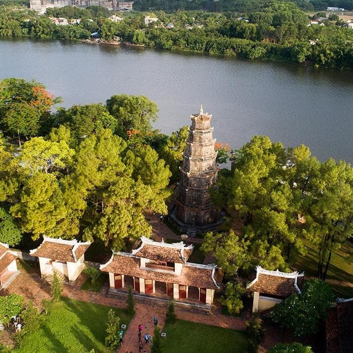 Ad Hue, visita di una affascinante casa-giardino che racconta la storia del "Fiume dei Profumi" e della sua collezione di migliaia di antiche ceramiche - Hue