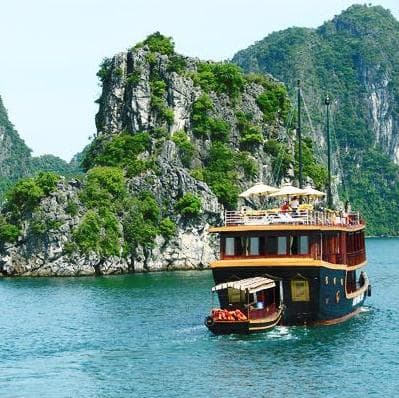 Crociera nella Baia di Lan Ha, parte della baia di Ha Long (Patrimonio mondiale dell'UNESCO) a bordo di una elegante giunca  - Baia di Halong