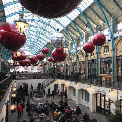 Convent Garden con negozi e locali alla moda - London