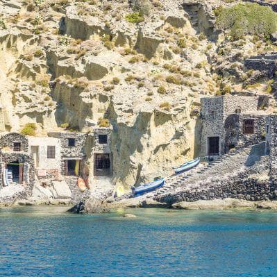 La baia di Pollara a Salina, resa famosa dal film “Il Postino” di Massimo Troisi - Salina