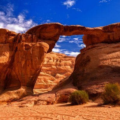 Una notte nel Wadi Rum: lo scenario suggestivo del deserto tra le montagne rocciose dalle forme levigate dal vento e la sabbia rosa che creano effetti di luci e ombre - Wadi Rum
