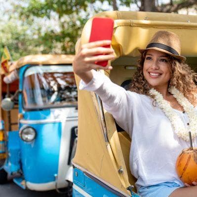 Osservare la città di Kandy a bordo di un tipico tuk-tuk. - Kandy