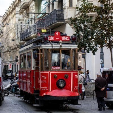 In giro a piedi e con i mezzi pubblici per scoprire da vicino tutti i segreti della metropoli turca - Istanbul