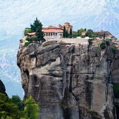 I monasteri delle Meteore posti in cima a spettacolari falesie di arenaria formatesi nel corso dei millenni - Athens