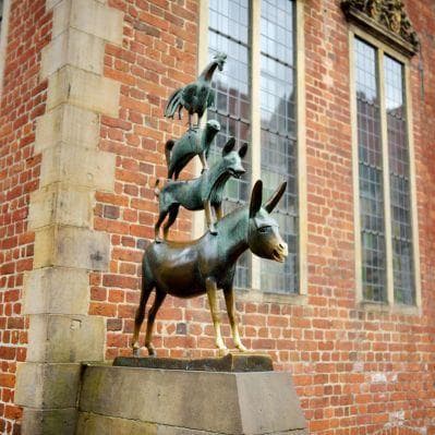 L’originale statua dei Musicanti di Brema, un asino, un cane, un gatto e un gallo, protagonisti della celebre favola dei fratelli Grimm - Brema