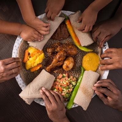 Cena in un ristorante tipico con canti e balli tradizionali - Addis Abeba