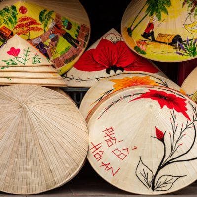 Imparare la tecnica di pittura dei caratteristici cappelli a cono vietnamiti - Hue