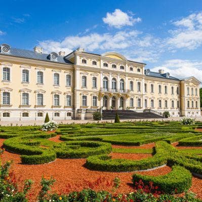 Rundale, bellissima residenza estiva del Duca di Curlandia, costruita nel XVIII secolo su progetto dell’architetto italiano Bartolomeo Rastrelli - Rundale