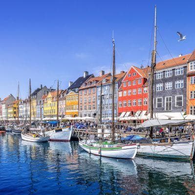 L’antico porto di Nyhavn, coloratissimo e pieno di locali - Copenhagen