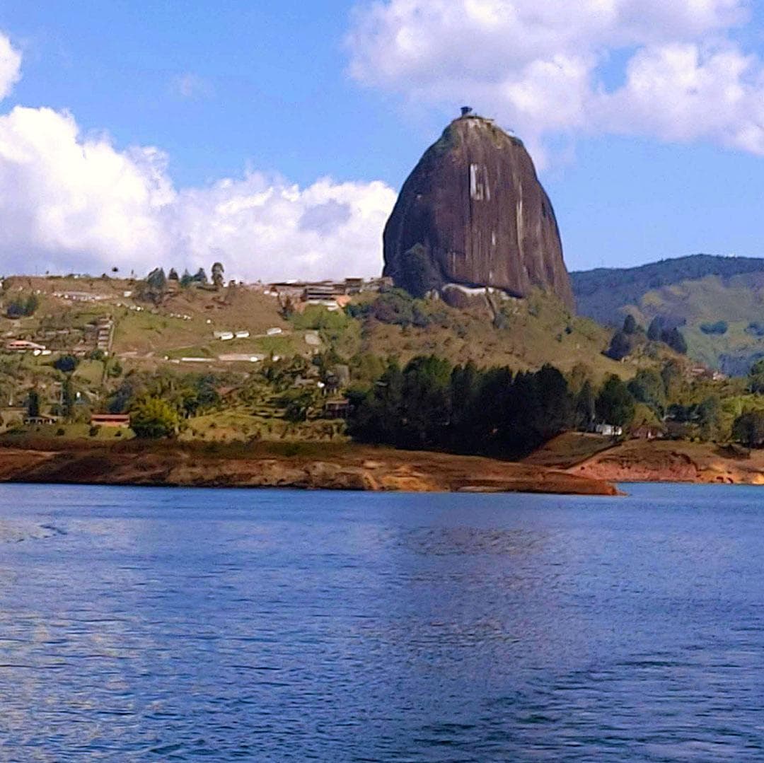 Día 2. Medellín – Tour a Guatapé y Piedra del Peñol - Medellín