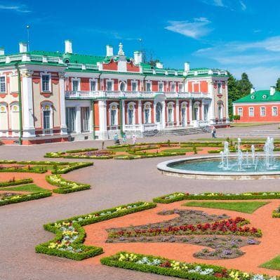 Il Palazzo Kadriorg, realizzato in stile barocco nel XVIII secolo per volere dello Zar Pietro il Grande - Tallinn