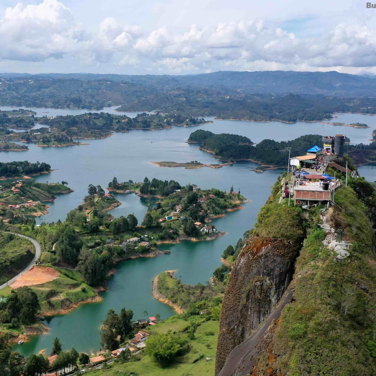 Día 9. Medellín - Tour Guatape y Peñol en Helicóptero  - Medellín