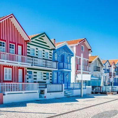 La Costa Nova con le caratteristiche casette dipinte a strisce di colori vivaci che permettono ai pescatori di riconoscere la loro abitazione anche nella nebbia - Coimbra